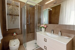 Shower, hair dryer, bidet, towels - Bright and modern room just 12 minutes from the walls of Lucca (Lucca)