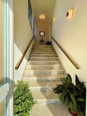 Interior - Rooms in the villa, with air conditioning, free Wi-Fi, free parking. (Lucca)