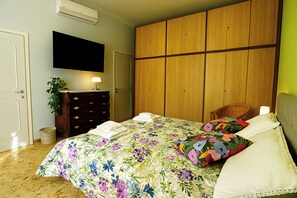 1 bedroom, desk, iron/ironing board, free WiFi - Bright and modern room just 12 minutes from the walls of Lucca (Lucca)