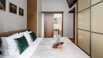 Comfort-huoneisto, kaupunkinäköala | 2 makuuhuonetta, pimennysverhot, äänieristys, silitysrauta/-lauta