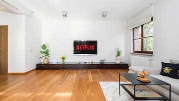 Lägenhet Comfort - utsikt mot staden | Vardagsrum | 40-tums platt-tv med kabelkanaler