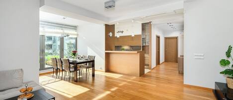 Apartemen Comfort, pemandangan kota | Area keluarga | Televisi layar datar 40-inci dengan saluran TV kabel