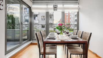 Lägenhet Comfort - utsikt mot staden | Matservice på rummet