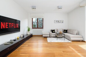 Apartamento Confort, vistas a la ciudad | Zona de estar | Televisión de pantalla plana de 40 pulgadas con canales por cable