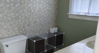 Charming 1-bedroom with AC and WiFi in welcoming Farmville