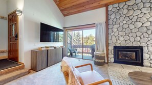 Una televisión, una chimenea