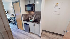 Kühlschrank, Mikrowelle, Wasserkocher mit Kaffee-/Teezubehör, Toaster