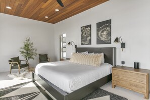 6 bedrooms, iron/ironing board, WiFi, bed sheets - NEW! 1506 W Orion Way - SkyRidge 6 BR Home with Hot Tub (Daniel)