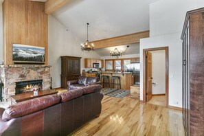 Smart TV, fireplace - NEW! 11 - Two Bedroom with Spa Enclave (Park City)