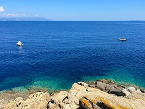 Private beach, black sand, free beach shuttle, beach towels - Capel Rosso Lighthouse (Isola del Giglio)