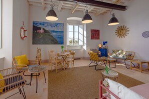 En 45-tommers smart-TV med digitale kanaler samt MP3-dokkingstasjon