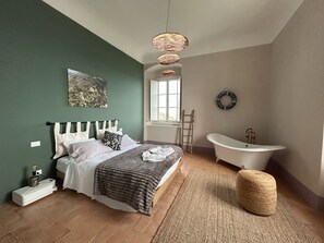 1 soverom, minibar, safe på rommet og individuelt innredet