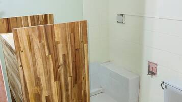 Douche, serviettes fournies, savon, papier de toilette