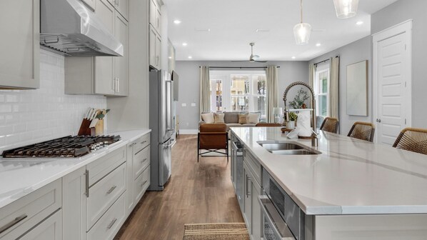 House, Multiple Beds, Patio, Garden View (Queen Palm) | Private kitchen | Fridge, microwave, oven, stovetop