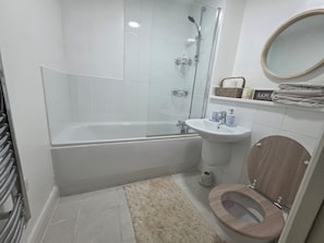 Handtücher, Seife, Toilettenpapier