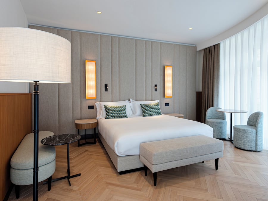 Suite, 1 Bedroom, City View, Corner | Peralatan tempat tidur premium, bar mini percuma, peti besi dalam bilik