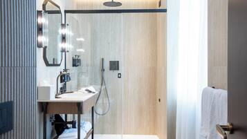 Superior Double Room | Bathroom | Shower, hair dryer, bidet, towels
