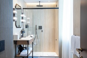 Superior Double Room | Bathroom | Shower, hair dryer, bidet, towels - Circle6 Rome (Rome)