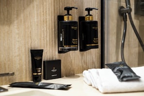 Shower, hair dryer, bidet, towels