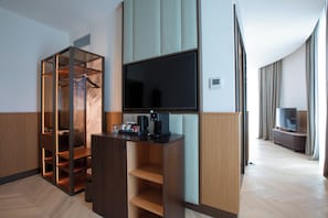 Suite, 1 Bedroom, City View, Corner | 1 bedroom, free minibar, in-room safe, free WiFi