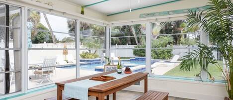 屋外ダイニングエリア