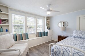 8 Schlafzimmer, Schreibtisch, Bügeleisen/Bügelbrett, Reisekinderbett