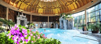 Villa with pool overlooking the Pyrenees