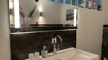 Whirlpool, Haartrockner, Handtücher, Seife