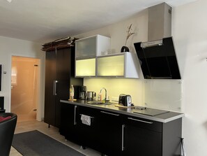 Kühlschrank, Mikrowelle, Herdplatte, Geschirrspüler