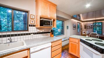 Cabin, 3 Bedrooms, Balcony | Interior