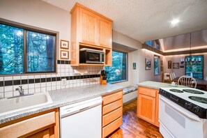Cabin, 3 Bedrooms, Balcony | Interior