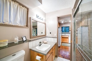 Chalet rustique, 3 chambres, balcon | Salle de bain