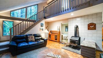 Cabin, 3 Bedrooms, Balcony | Living room