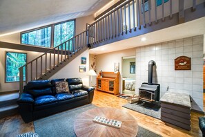 Cabin, 3 Bedrooms, Balcony | Living room