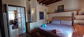 1 slaapkamer, een strijkplank/strijkijzer, wifi, beddengoed