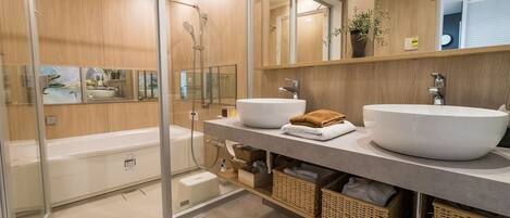 Douche, séchoir à cheveux, serviettes fournies
