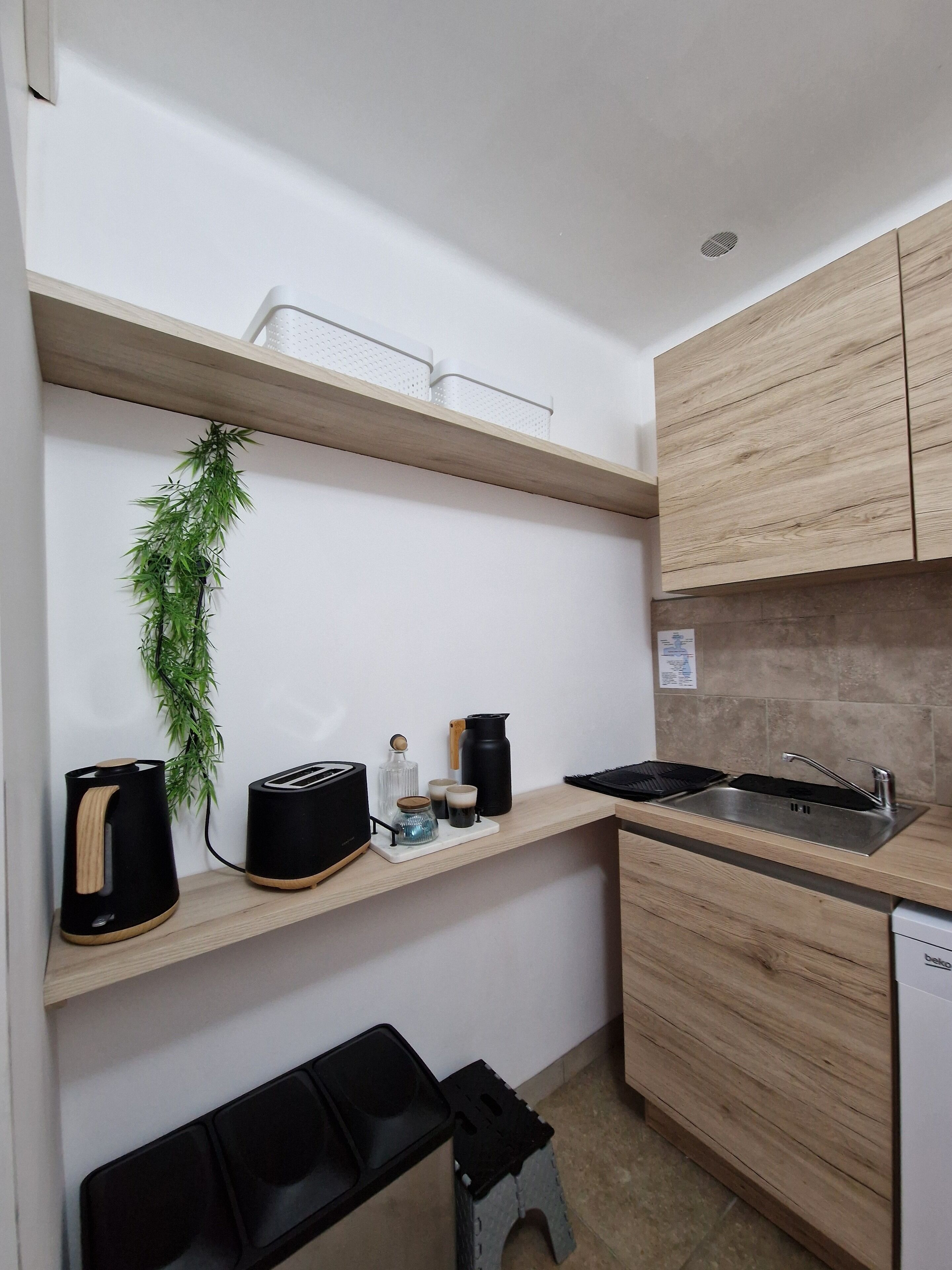 Réfrigérateur, four à micro-ondes, un four, surface de cuisson