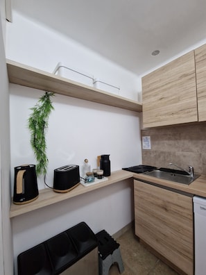 Réfrigérateur, four à micro-ondes, un four, surface de cuisson