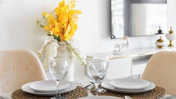 Comfort Apartment, Non Smoking, City View | In-room dining