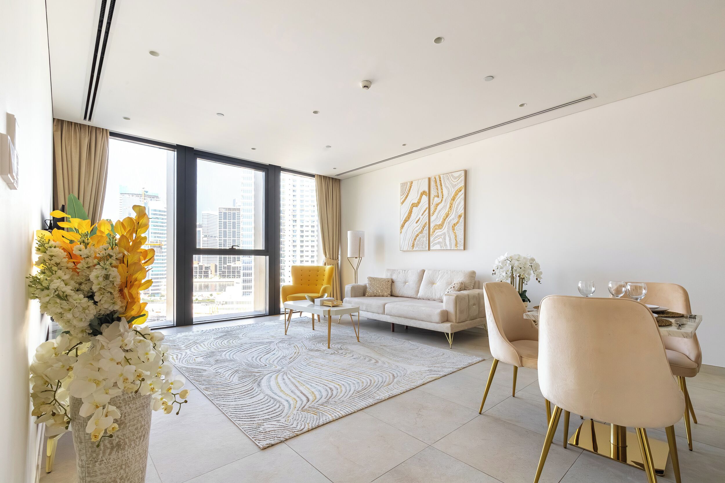 Apartamento conforto, para não fumantes, vista para a cidade | Área de estar | Smart TV 45 polegadas com canais digitais, Netflix