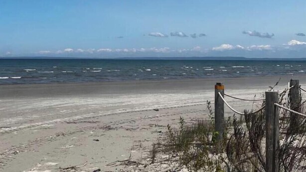 A beach with a wooden fence and a rope barrier. - The perfect spot/beachfront cozy cottage (Wasaga Beach)
