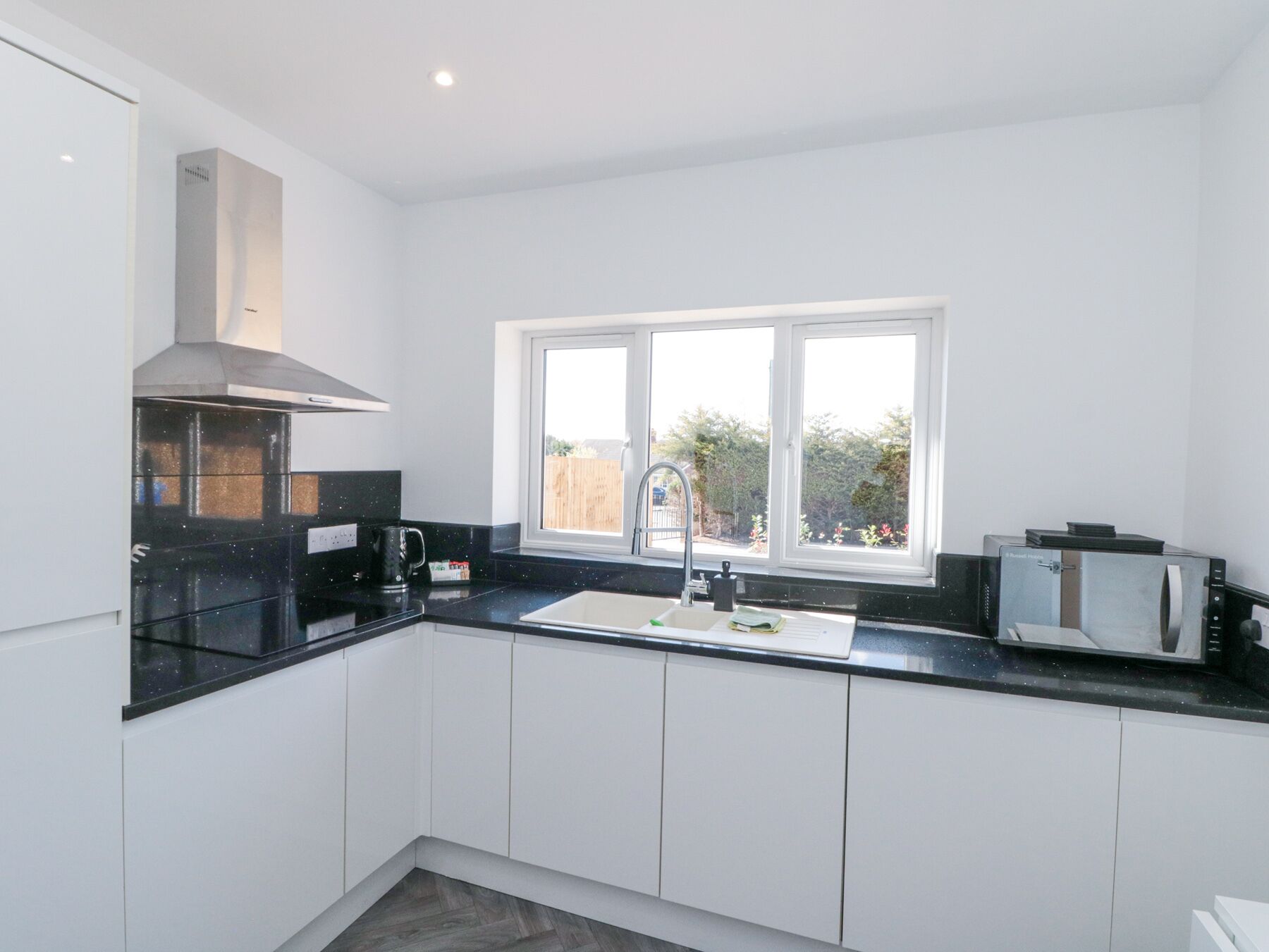 Een vaatwasser, kookgerei, borden en bestek