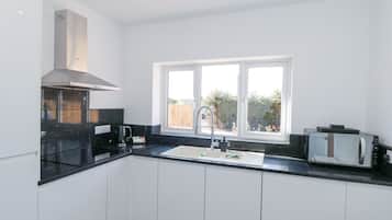 Een vaatwasser, kookgerei, borden en bestek