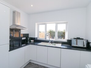 Dishwasher, cookware/dishes/utensils - The Hideaway (Bridlington)