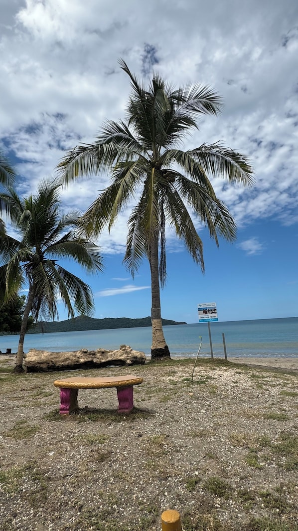 Chaises longues, serviettes de plage