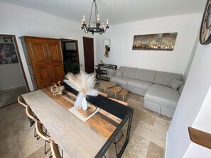 Living area - Fully restored house with a courtyard, 2 minutes from the Palais des Papes (Avignon)