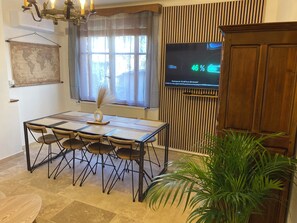 Dining - Fully restored house with a courtyard, 2 minutes from the Palais des Papes (Avignon)