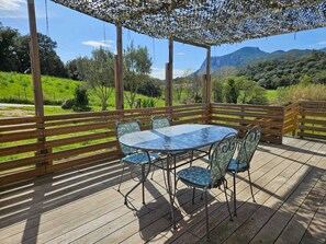 Outdoor dining - Villa San Petru, Countryside between sea and mountains (Sarrola-Carcopino)
