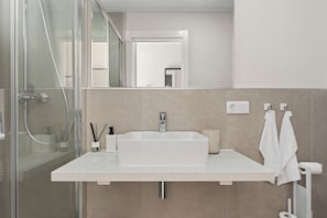 Dusche, Haartrockner, Handtücher
