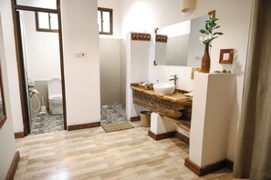 Ducha, toallas, jabón, shampoo